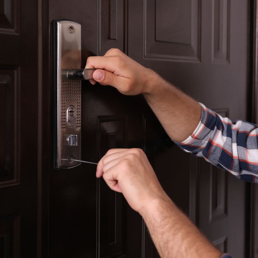 Slotenmaker opent een deur met professioneel gereedschap