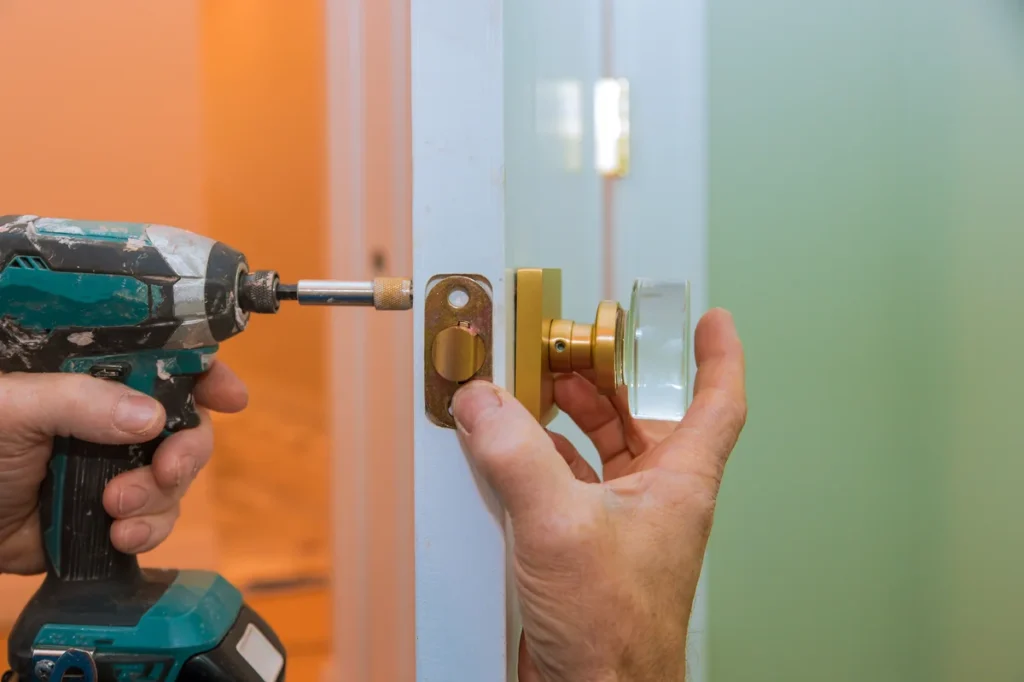 Slotenmaker installeert deurslot